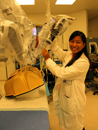 Nancy Thai '14 works with the da Vinci Surgical System